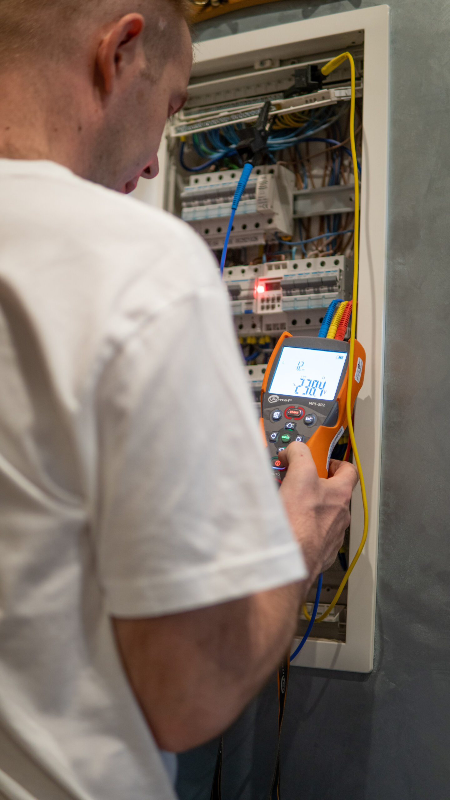 elektryk sprawdza instalację elektryczną
