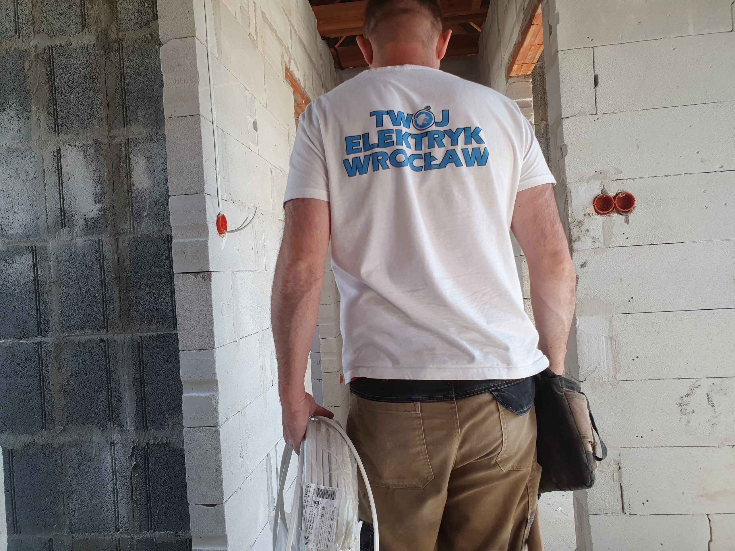 elektryk wymienia instalację elektryczną

