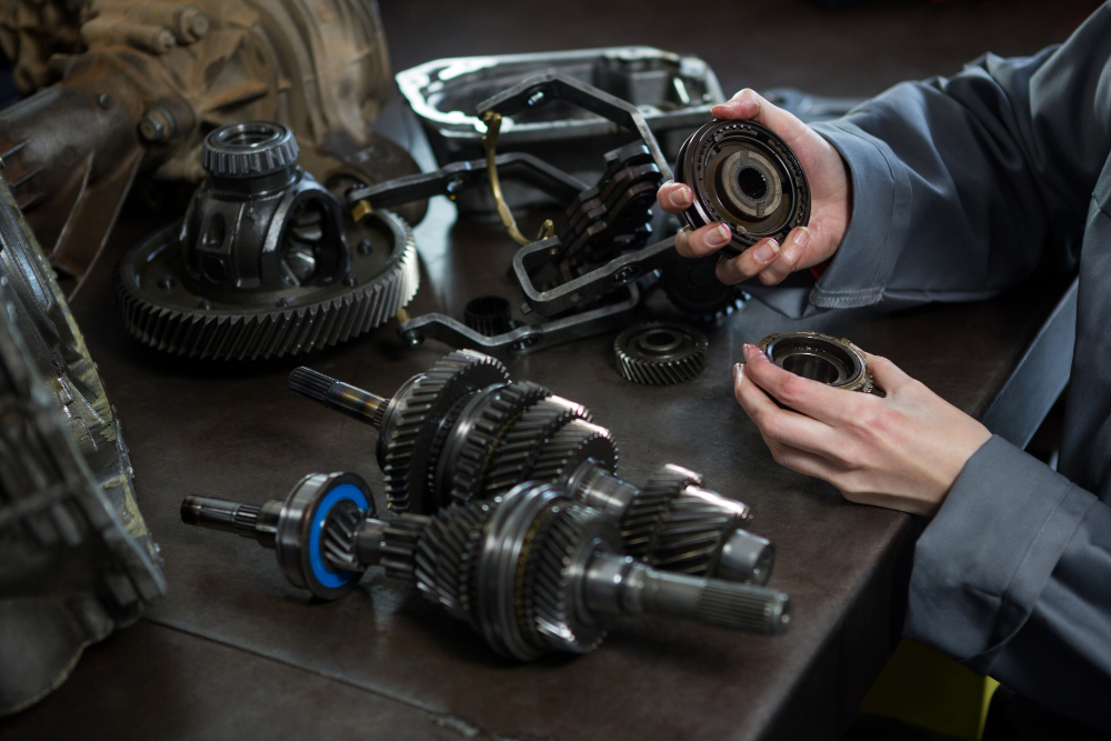 Mechanik trzymający zdemontowaną część z łożyskiem podczas naprawy