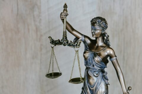 Figura Temidy z wagą, symbol sądu i prawa