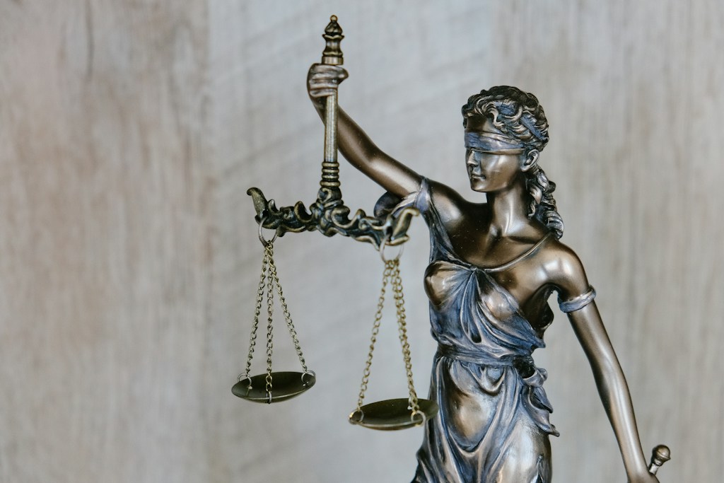 Figura Temidy z wagą, symbol sądu i prawa